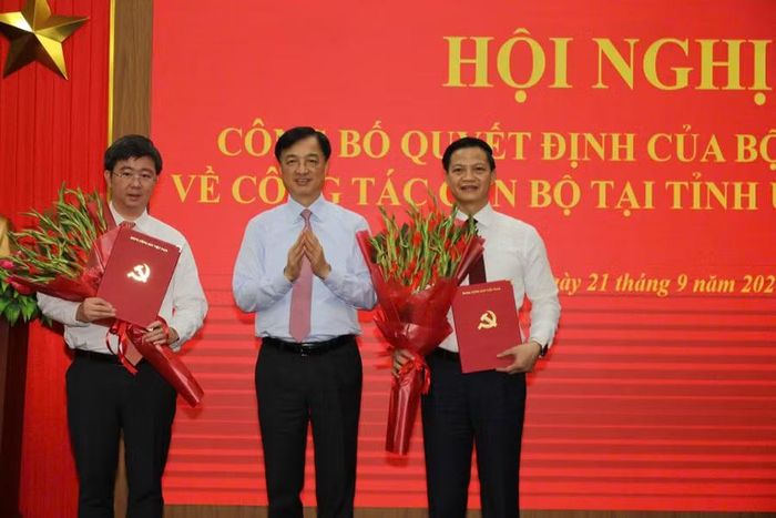 Ông Nguyễn Duy Ngọc, Trưởng Ban Tổ chức Trung ương trao quyết định của Bộ Chính trị đối với 2 ông Vương Quốc Tuấn và Bùi Hoàng Phương. Ảnh: HT