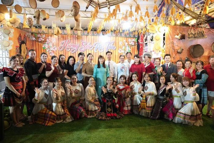 Cán bộ, nhân dân xã Nà Tấu chụp ảnh lưu niệm với các đại biểu tham dự khai mạc liên hoan.