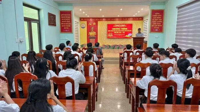 Những phần quà đầu năm học được trao đến học sinh có hoàn cảnh khó khăn tại Trường THPT Nguyễn Trãi.