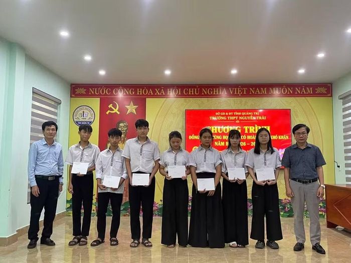 Sự đồng hành của nhà trường và cộng đồng giúp học sinh có hoàn cảnh khó khăn thêm điều kiện học tập.