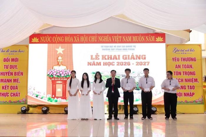 Trường THPT Phan Đình Phùng trao quà, động viên học sinh có hoàn cảnh khó khăn trong những ngày đầu năm học.