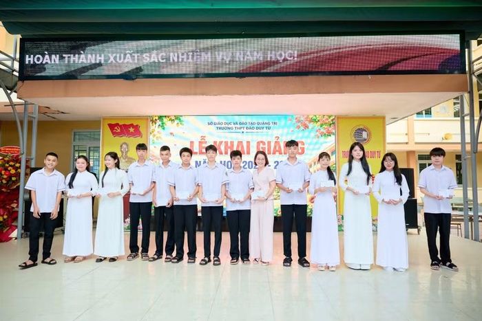 Những phần quà được trao trong dịp khai giảng, góp phần động viên học sinh khó khăn tại Trường THPT Đào Duy Từ tiếp tục đến trường.
