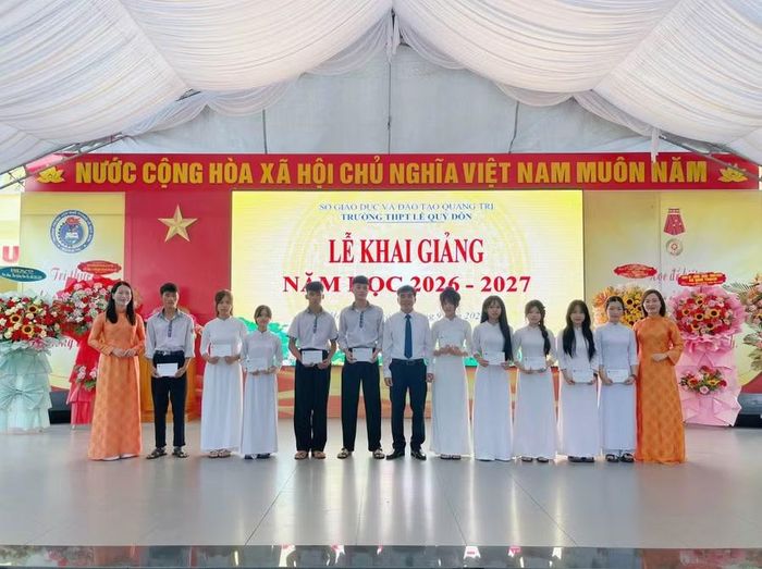 Học sinh có hoàn cảnh vượt khó Trường THPT Lê Quý Đôn nhận quà động viên nhân dịp năm học mới.