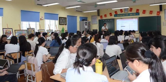 Giáo viên Trường Tiểu học Phúc Đồng tham gia tập huấn ứng dụng AI vào giảng dạy. Ảnh NC.