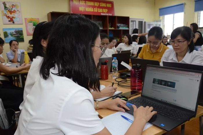 Giáo viên nghiên cứu các ứng dụng. Ảnh NC.