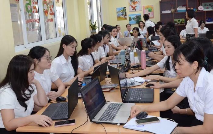 Các giáo viên trang bị máy tính, điện thoại để cùng thực hành, nghiên cứu các ứng dụng. Ảnh NC.