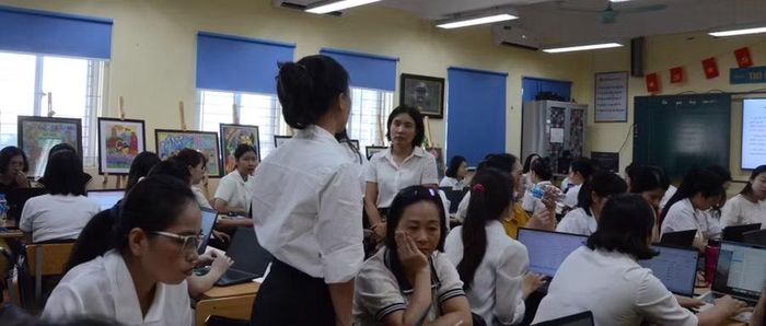 Giáo viên trao đổi và đặt những câu hỏi với chuyên gia đến tập huấn. Ảnh NC.