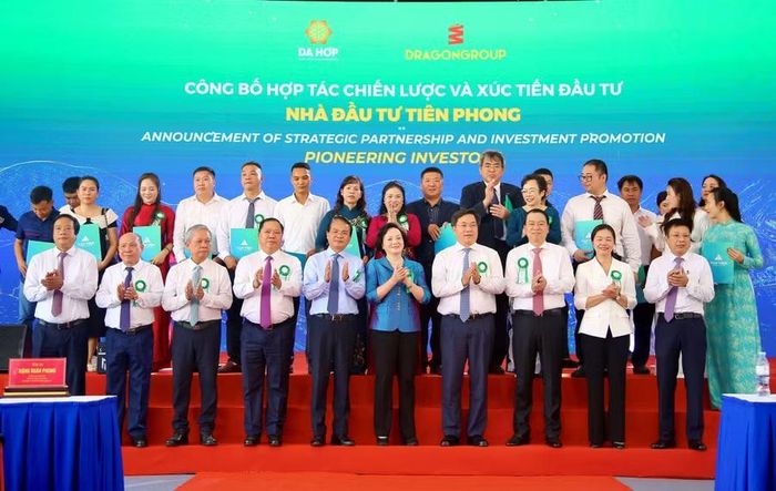 Phó Thủ tướng Phạm Thị Thanh Trà và các đại biểu khởi công 5 dự án trọng điểm tại Khu công nghiệp, Cụm Công nghiệp xã Thịnh Minh, tỉnh Phú Thọ.