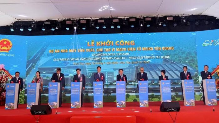Đại biểu thực hiện nghi thức khởi công Dự án Nhà máy sản xuất, chế tạo vi mạch điện tử Meiko Yên Quang.