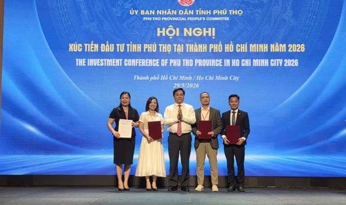 Chủ tịch UBND tỉnh Phú Thọ Trần Duy Đông trao biên bản ghi nhớ đầu tư cho doanh nghiệp.
