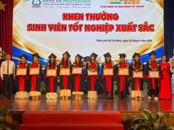 Minh Thư (thứ 2 từ trái sang) nhận giấy khen của nhà trường với thành tích tốt nghiệp xuất sắc. Ảnh: Hà An.