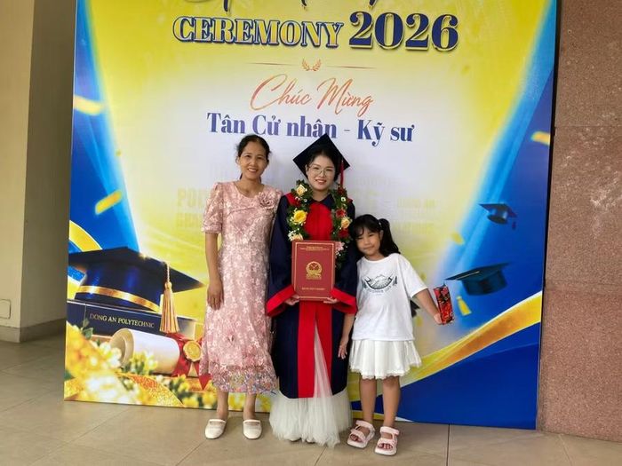 Chị Nguyễn Thị Hiền làm nghề buôn bán ve chai nuôi 3 con ăn học có mặt tại lễ tốt nghiệp. Ảnh: Hà An.