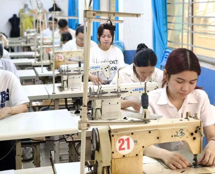 Lớp học mang lại nghề nghiệp tạo sinh kế cho người dân. Ảnh: Phương Anh