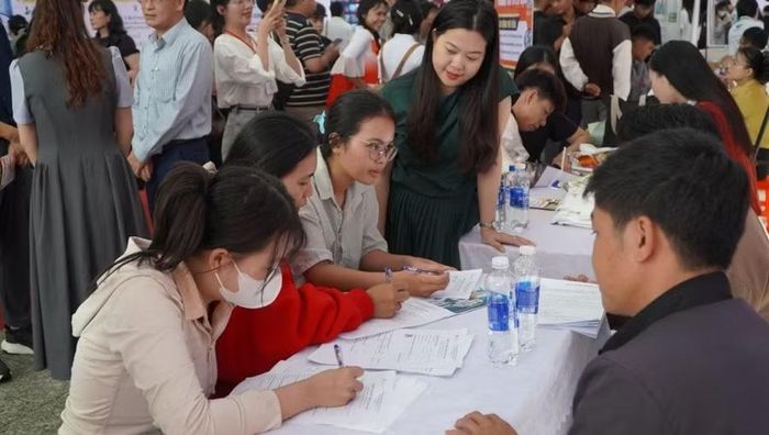 Sinh viên Trường Cao đẳng Kon Tum tìm hiểu và đăng ký tuyển dụng tại doanh nghiệp. Ảnh: Thanh Thanh