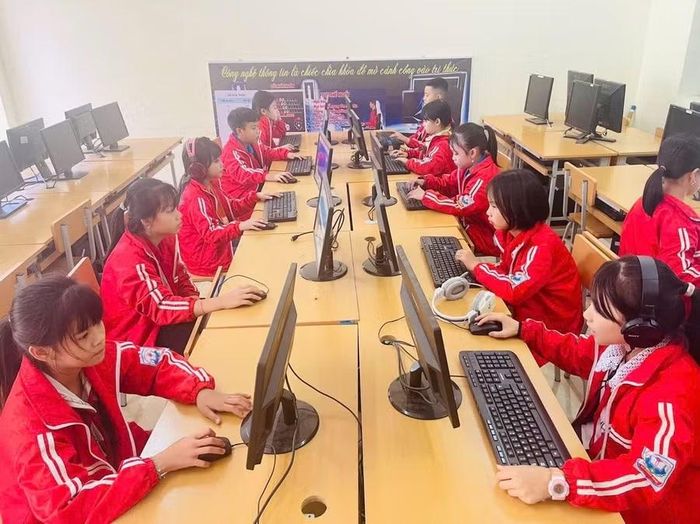 Giờ Tin học giúp học sinh vùng cao tăng cường tương tác và chủ động ứng dụng công nghệ tiếp nhận kiến thức.