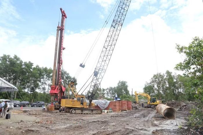 Đơn vị thi công tập trung máy móc triển khai đoạn giao với Quốc lộ 1.
