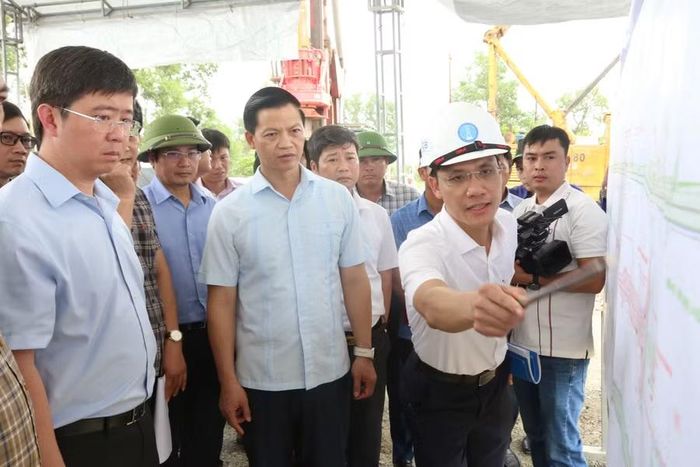 Lãnh đạo Quảng Trị kiểm tra tại dự án Quốc lộ 15D.