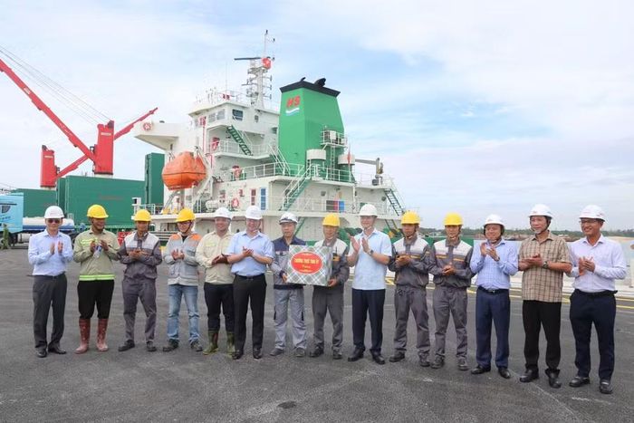Lãnh đạo tỉnh Quảng Trị tặng quà các đơn vị thi công và đề nghị đẩy nhanh tiến độ.