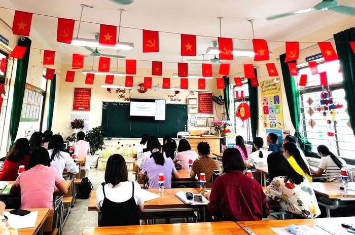 Giáo viên Trường Tiểu học Bình Xuyên tập huấn trực tuyến triển khai giáo dục trí tuệ nhân tạo cho học sinh phổ thông do Sở GD&ĐT tỉnh Phú Thọ tổ chức.