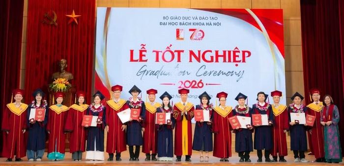Các thủ khoa đầu ra năm 2026 nhận bằng tốt nghiệp. Ảnh NT.