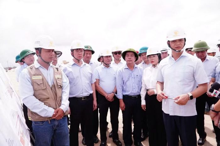 Ông Vương Quốc Tuấn nhấn mạnh, các đơn vị phải đẩy nhanh tiến độ thi công theo đúng cam kết, đảm bảo mục tiêu bay thử kỹ thuật vào ngày 15/10.
