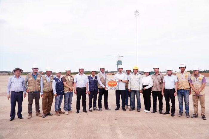 Lãnh đạo tỉnh tặng quà đơn vị thi công.