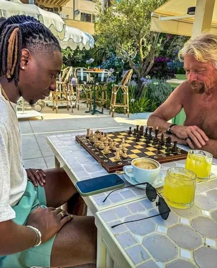 Eze từng so tài cờ vua với tỷ phú Richard Branson và nằm trong nhóm 15% người chơi hàng đầu trên Chess.com. Ảnh: Instagram.