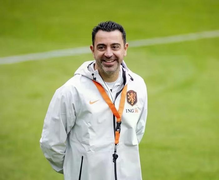 Xavi trên đường biên trong vai trò HLV, hoàn toàn khác với hình ảnh đời thường khi cựu tiền vệ Barca xách giỏ vào rừng tìm nấm. Ảnh: EPA.