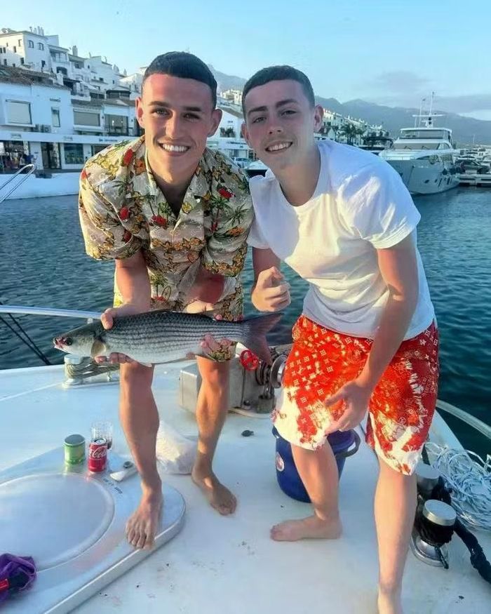 Tiền vệ Phil Foden cùng em trai Logan khoe chiến lợi phẩm trong một chuyến câu cá, thú vui giúp anh tạm rời xa áp lực bóng đá đỉnh cao. Ảnh: The Sun.