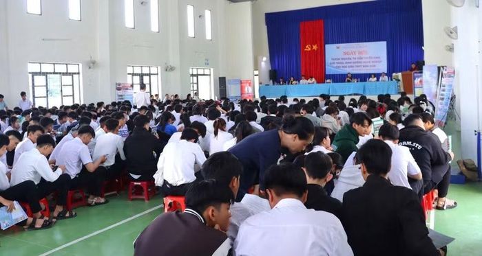 Tư vấn định hướng học nghề kết hợp học văn hóa sau cấp THCS được các trung tâm GDNN-GDTX ở Đắk Lắk chú trọng theo hướng bám sát thực tiễn. (Ảnh: TT)
