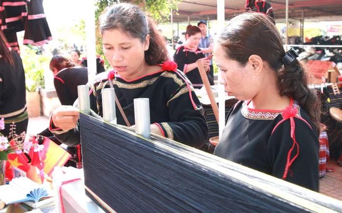 Học nghề dệt may truyền thống giúp học viên tại Đắk Lắk tạo ra những sản phẩm chất lượng. (Ảnh: TT)