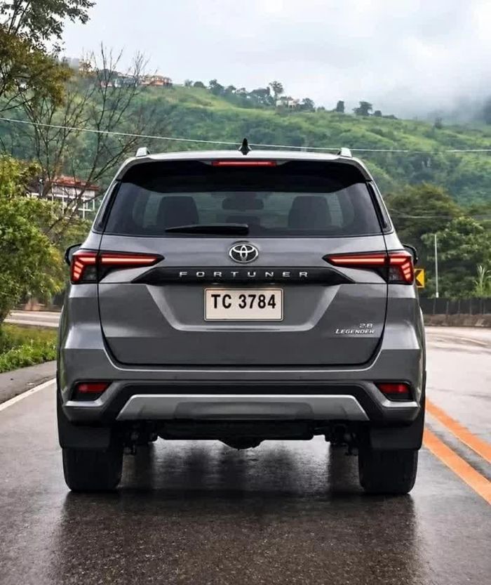 Ảnh dựng thiết kế đuôi xe Fortuner thế hệ mới thông qua ảnh chạy thử thực tế.