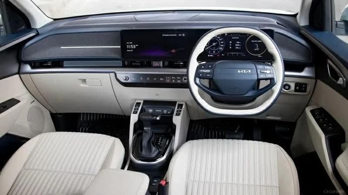 Tham khảo cấu hình Kia Carens 2026 tại thị trường quốc tế, mẫu xe MPV này được trang bị hai màn hình 10,25 inch nối liền.
