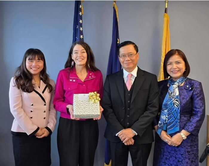 Tổng Lãnh sự Hoàng Anh Tuấn gặp làm việc với Thị trưởng Tp. Anchorage bà Suzanne LaFrance, Anchorage, ngày 21/9. (Ảnh: Chu Văn)