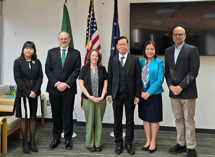 Hiệu trưởng Cheryl Siemers và đại diện của Đại học Alaska, Anchorage (UAA) tiếp và trao đổi làm việc với đoàn của Tổng Lãnh sự Hoàng Anh Tuấn, Anchorage, ngày 22/9. (Ảnh: Chu Văn)