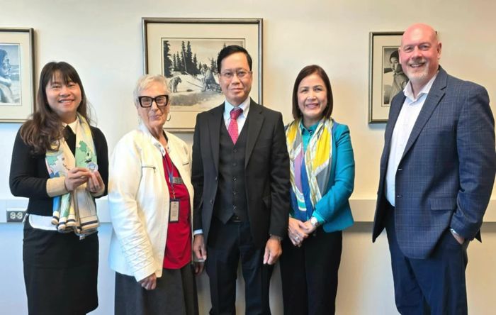 Đoàn công tác của Tổng Lãnh sự quán gặp làm việc với lãnh đạo hạt Matanuska-Susitna Borough, hạt Mat-su Borough, ngày 23/9. (Ảnh: Chu Văn)