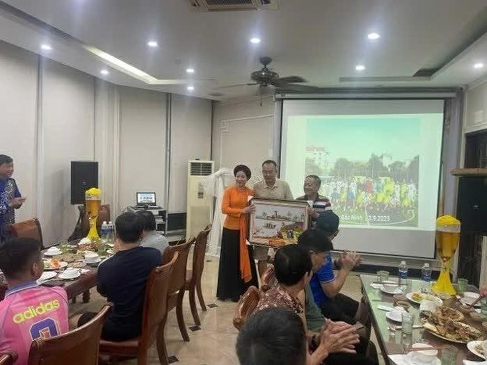 Ông Ngô Quang Mạnh, Chủ tịch CLB lão tướng Tp. Bắc Ninh, tặng quà lưu niệm chúc mừng 25 năm thành lập CLB Bóng đá cựu cầu thủ Bộ Ngoại giao.
