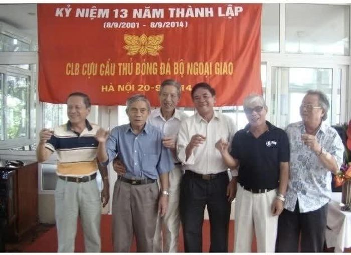 Ông Nguyễn Văn Viêm (thứ 3 từ phải sang) khi đó là Chủ tịch Công đoàn Bộ Ngoại giao cùng các thành viên sáng lập CLB.