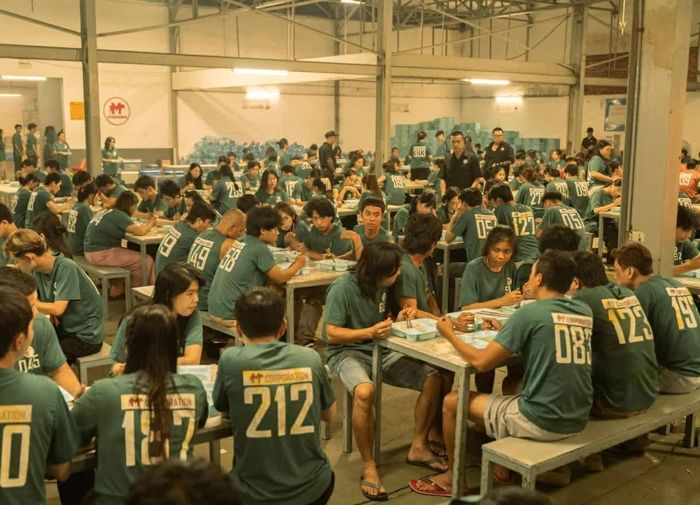 Các phân đoạn đại cảnh của Trại buôn người có sự góp mặt của đông đảo diễn viên. Theo đạo diễn, đây là đề tài không mới nhưng vẫn còn đang diễn ra trong cuộc sống hiện đại. (Nguồn: NSX)