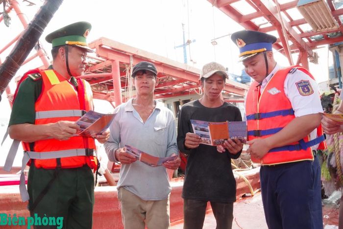 Cán bộ Bộ đội Biên phòng thành phố Hồ Chí Minh và Bộ Tư lệnh Vùng Cảnh sát biển 3 phối hợp tuyên truyền về chống khai thác IUU cho ngư dân. Ảnh: Quang Anh