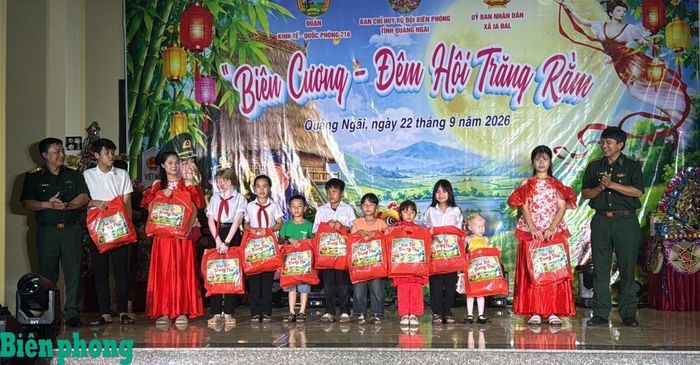Cán bộ Bộ đội Biên phòng tỉnh Quảng Ngãi trao quà Tết Trung thu cho các em thiếu nhi xã Ia Đal, tỉnh Quảng Ngãi. Ảnh: Văn Tánh