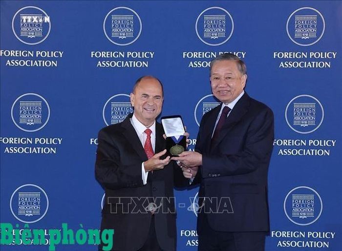 Lãnh đạo Hiệp hội Chính sách đối ngoại Hoa Kỳ trao tặng Tổng Bí thư, Chủ tịch nước Tô Lâm Huy chương của Hiệp hội Chính sách đối ngoại Hoa Kỳ. Ảnh: TTXVN
