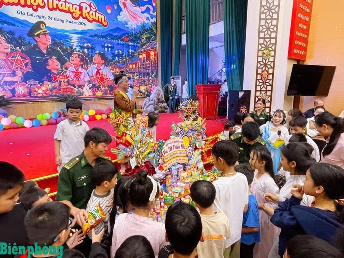 Lãnh đạo Ban Chỉ huy Bộ đội Biên phòng tỉnh Gia Lai vui Tết Trung thu cùng các em nhỏ. Ảnh: Công Cường