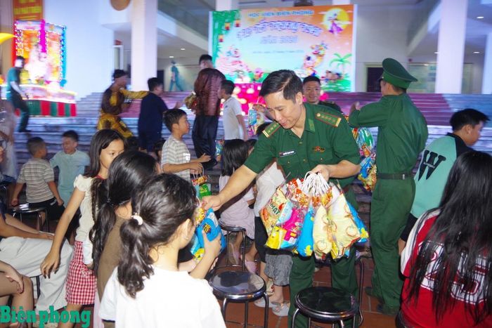 Đại tá Nguyễn Trung Thanh, Phó Chính ủy Học viện Biên phòng trao quà cho các cháu thiếu niên nhi đồng trong chương trình "Vui Tết Trung thu" năm 2026. Ảnh: Quang Sao