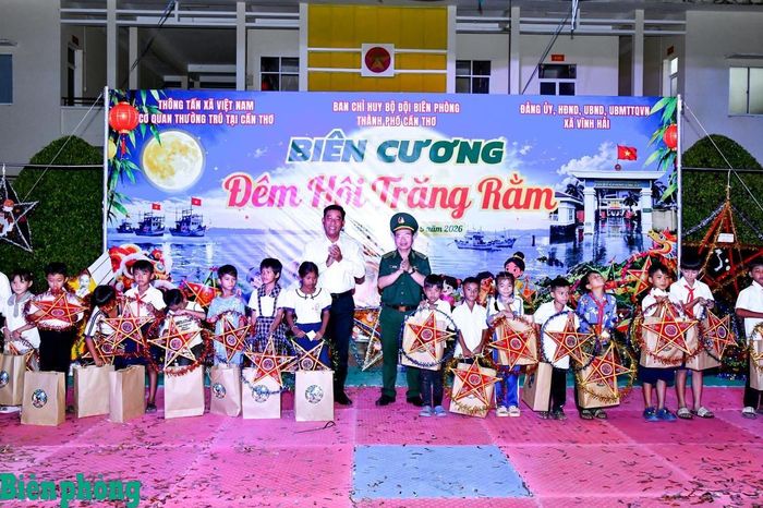 Đại tá Hà Huy Trường, Phó Chính ủy Ban Chỉ huy Bộ đội Biên phòng thành phố Cần Thơ cùng đại diện lãnh đạo xã Vĩnh Hải tặng quà Tết Trung thu cho các em học sinh ở khu vực biên giới biển xã Vĩnh Hải. Ảnh: Văn Long