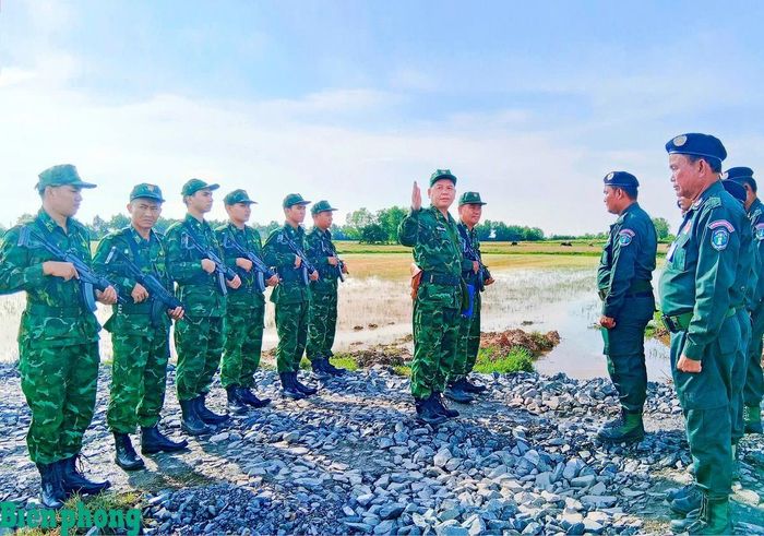Cán bộ, chiến sĩ Đồn Biên phòng cửa khẩu Mỹ Quý Tây, Bộ đội Biên phòng tỉnh Tây Ninh phối hợp với lực lượng Hiến binh Campuchia tuần tra song phương bảo vệ đường biên, cột mốc. Ảnh: Hải Bằng