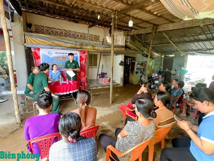 Cán bộ đồn Biên phòng Vĩnh Hải tuyên truyền, phổ biến pháp luật cho các đại biểu tại buổi ra mắt. Ảnh: Văn Long