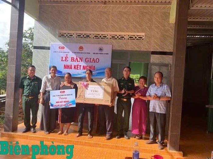 Đại diện Đồn Biên phòng Ia Pnôn và chính quyền địa phương trao Nhà kết nghĩa cho gia đình có hoàn cảnh khó khăn trên địa bàn. Ảnh: Thanh Bình