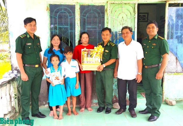 Đồn Biên phòng Gành Hào và Hội Phụ nữ xã Gành Hào thăm hỏi, động viên, tặng quà hộ gia đình có hoàn cảnh khó khăn ở xã Gành Hào, tỉnh Cà Mau. Ảnh: Hoàng Tá