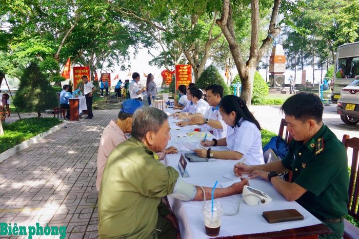 Y, bác sĩ các đơn vị khám bệnh miễn phí cho nhân dân trên địa bàn thành phố Hồ Chí Minh. Ảnh: Quang Tiến